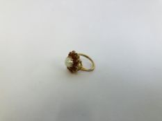 A 9CT GOLD RING SET WITH SINGLE PEARL,