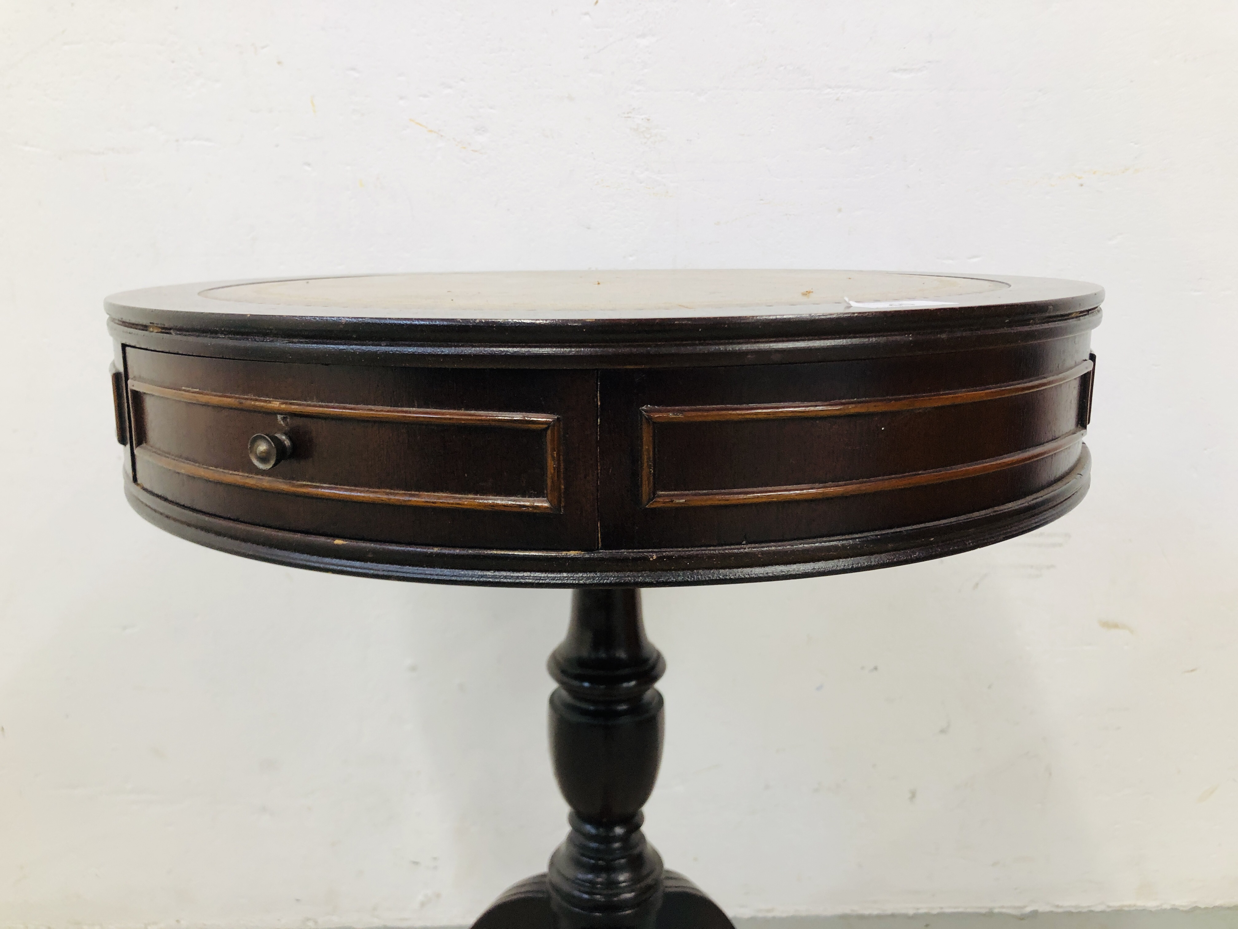 REPRODUCTION SINGLE PEDESTAL DRUM TABLE WITH TOOLED LEATHER TOP - Image 3 of 7