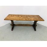 AN OAK RECTANGULAR COFFEE TABLE OF TRADITIONAL CONSTRUCTION W 43CM, L 106CM,