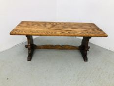 AN OAK RECTANGULAR COFFEE TABLE OF TRADITIONAL CONSTRUCTION W 43CM, L 106CM,