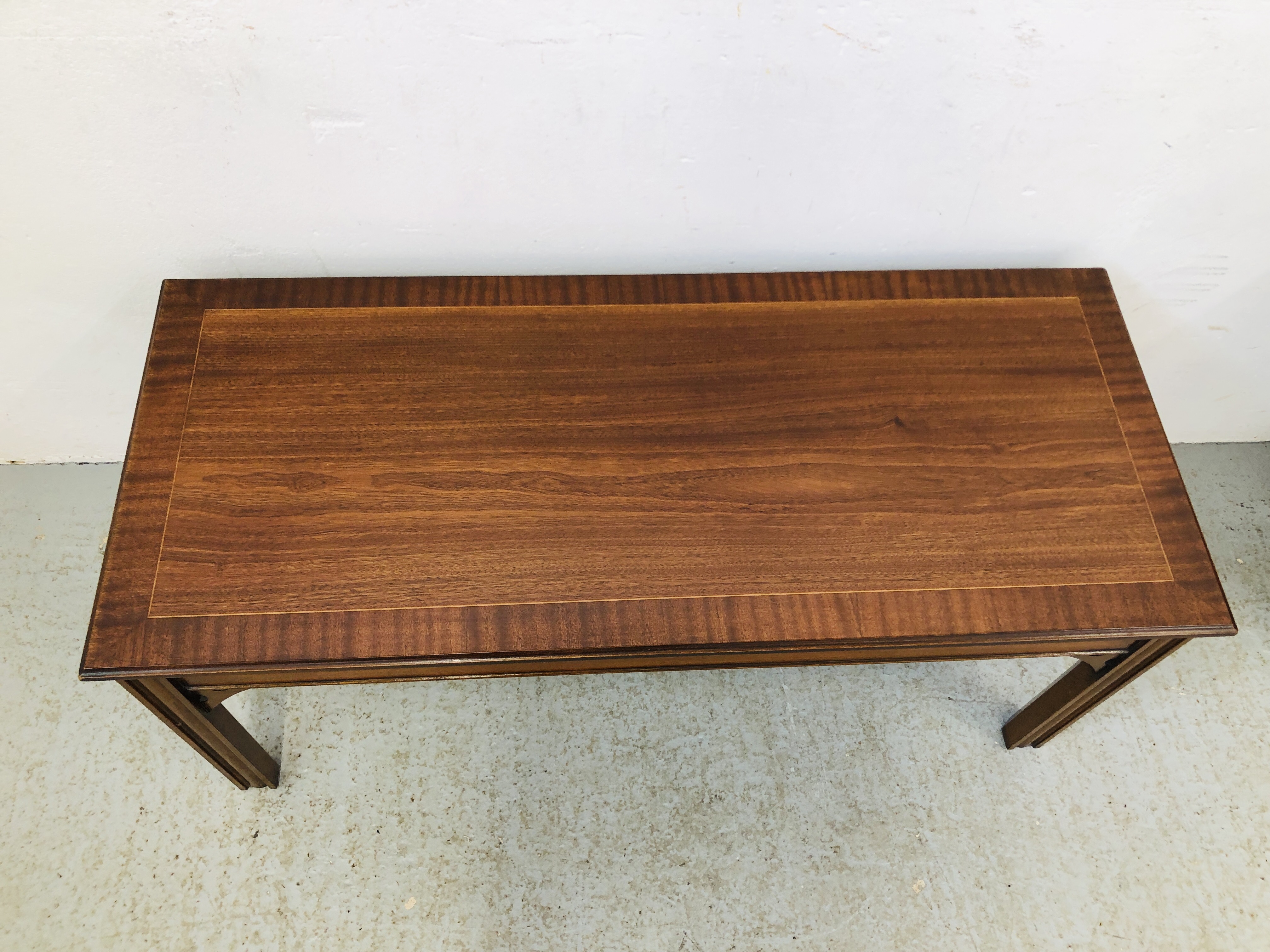 A REPRODUCTION MAHOGANY FINISH COFFEE TABLE AND A ONE DRAWER OVER SHELF BOOK CASE ( DRAWER 49CM. - Image 4 of 11