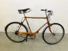 A GENTS RALEIGH "ESQUIRE" THREE SPEED BICYCLE WITH WRIGHTS LEATHER SPRUNG TRADITIONAL SEAT