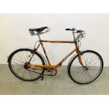 A GENTS RALEIGH "ESQUIRE" THREE SPEED BICYCLE WITH WRIGHTS LEATHER SPRUNG TRADITIONAL SEAT