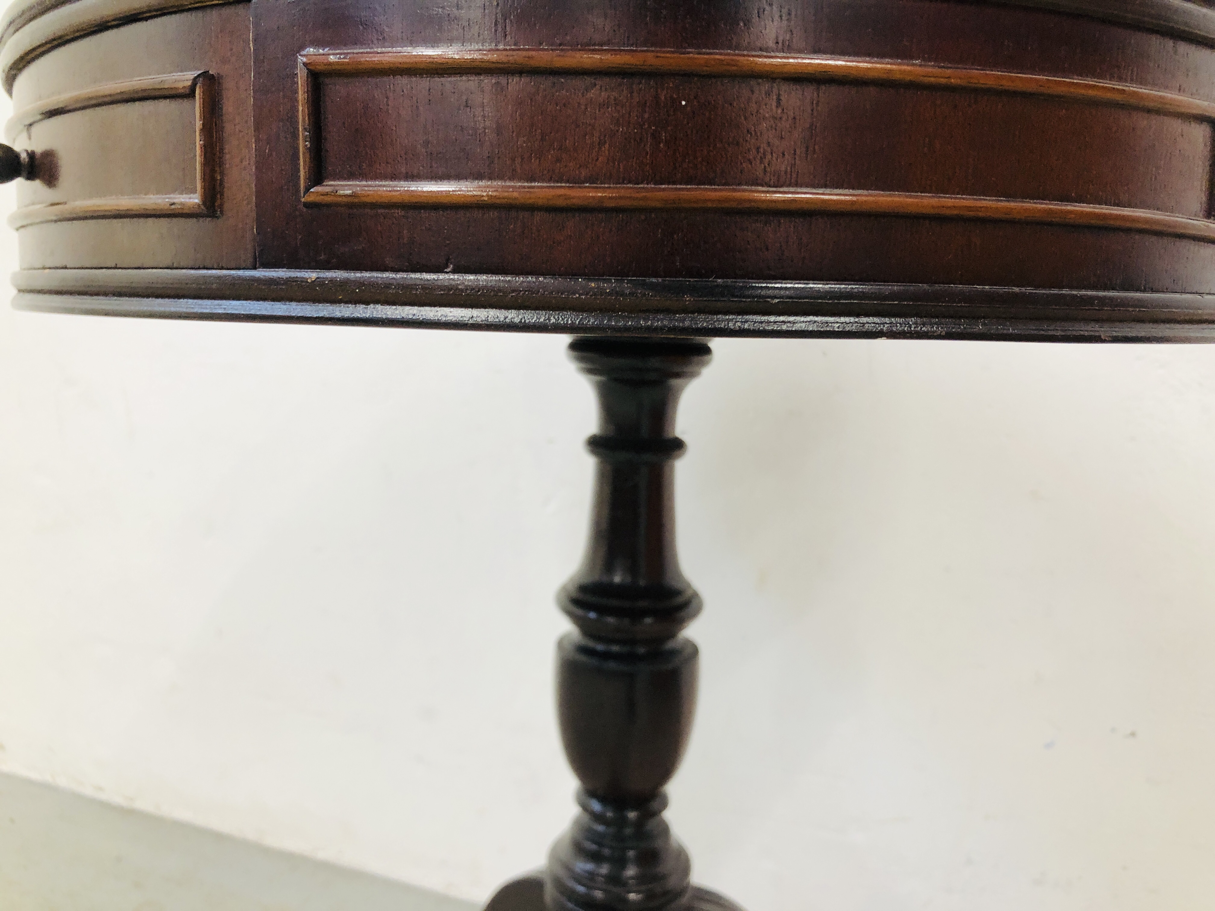 REPRODUCTION SINGLE PEDESTAL DRUM TABLE WITH TOOLED LEATHER TOP - Image 6 of 7