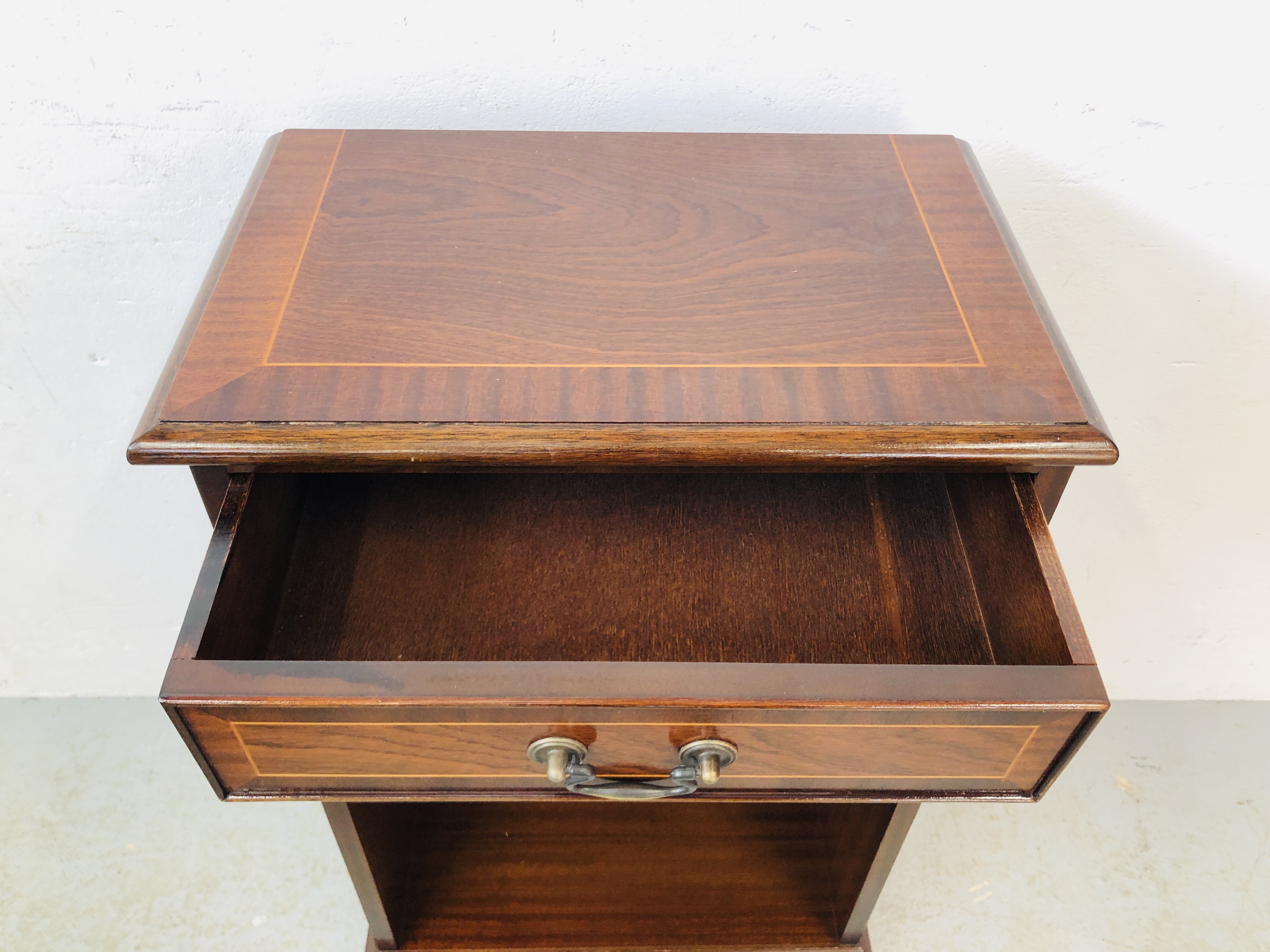 A REPRODUCTION MAHOGANY FINISH COFFEE TABLE AND A ONE DRAWER OVER SHELF BOOK CASE ( DRAWER 49CM. - Image 8 of 11