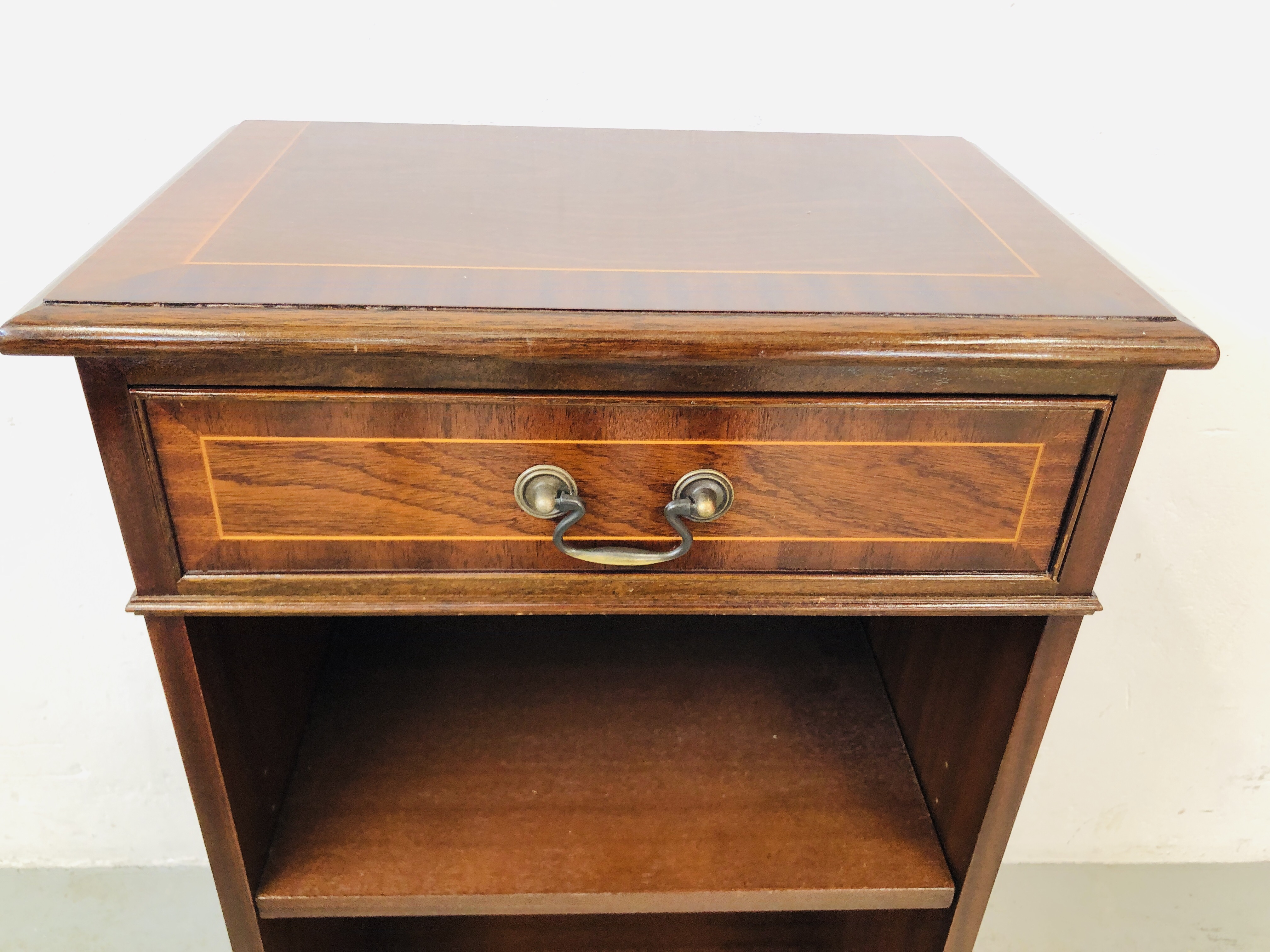 A REPRODUCTION MAHOGANY FINISH COFFEE TABLE AND A ONE DRAWER OVER SHELF BOOK CASE ( DRAWER 49CM. - Image 9 of 11