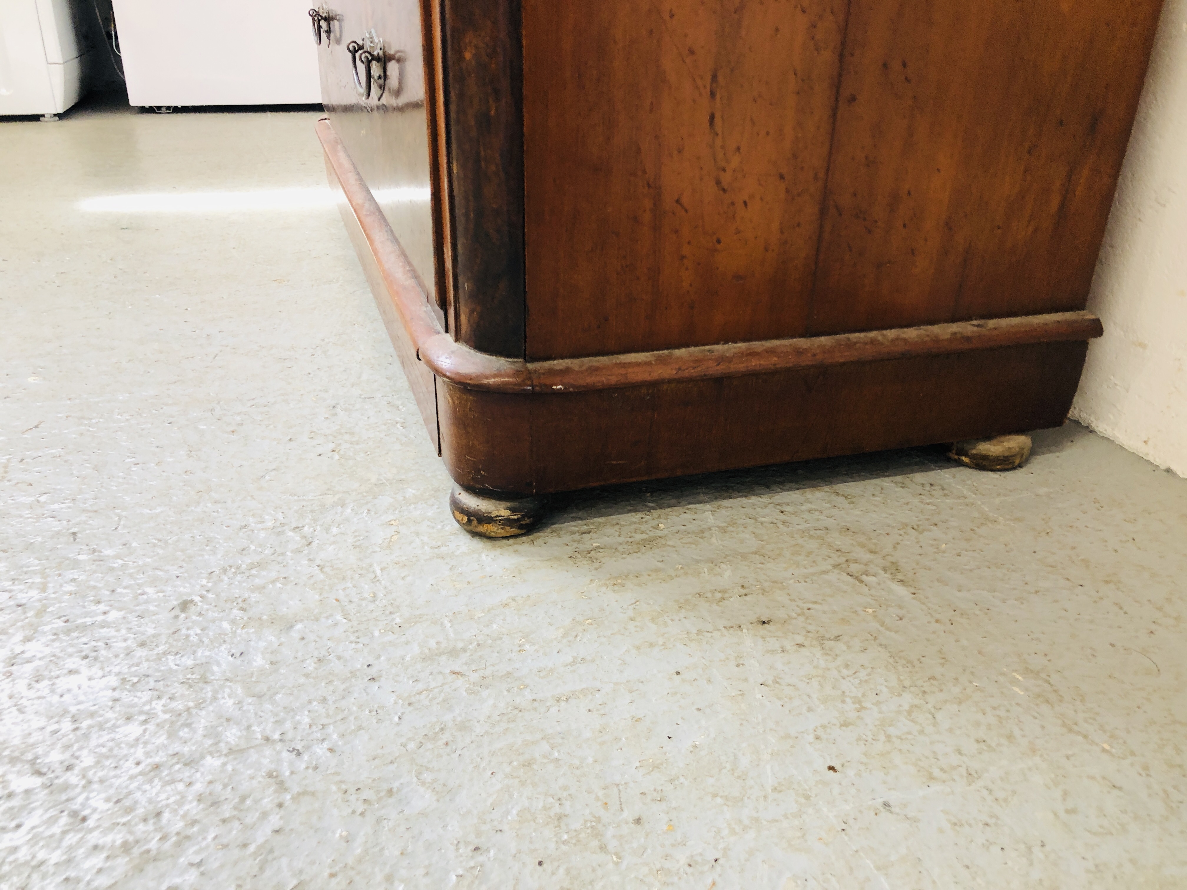 A VICTORIAN MAHOGANY TWO OVER THREE CHEST OF DRAWERS WITH PLATE BRASS FITTINGS AND DEEP BLANKET - Image 9 of 11