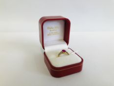 AN 18CT GOLD RING SET WITH CENTRAL PINK STONE,