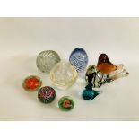 COLLECTION OF ART GLASS TO INCLUDE PAPERWEIGHTS AND BIRDS