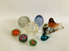 COLLECTION OF ART GLASS TO INCLUDE PAPERWEIGHTS AND BIRDS