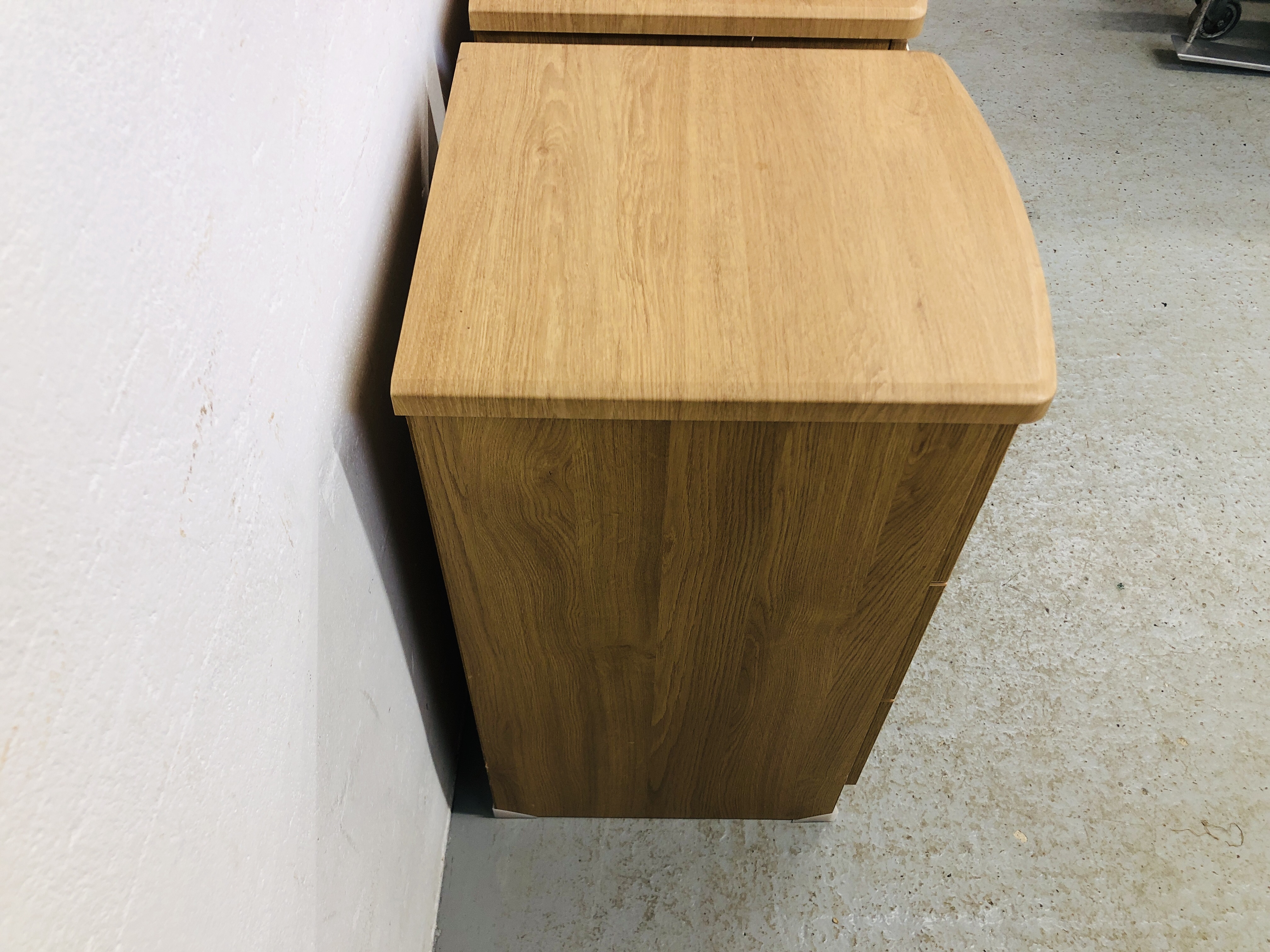 PAIR OF MODERN LIGHT OAK FINISH THREE DRAWER BEDSIDE CHESTS - Image 5 of 6