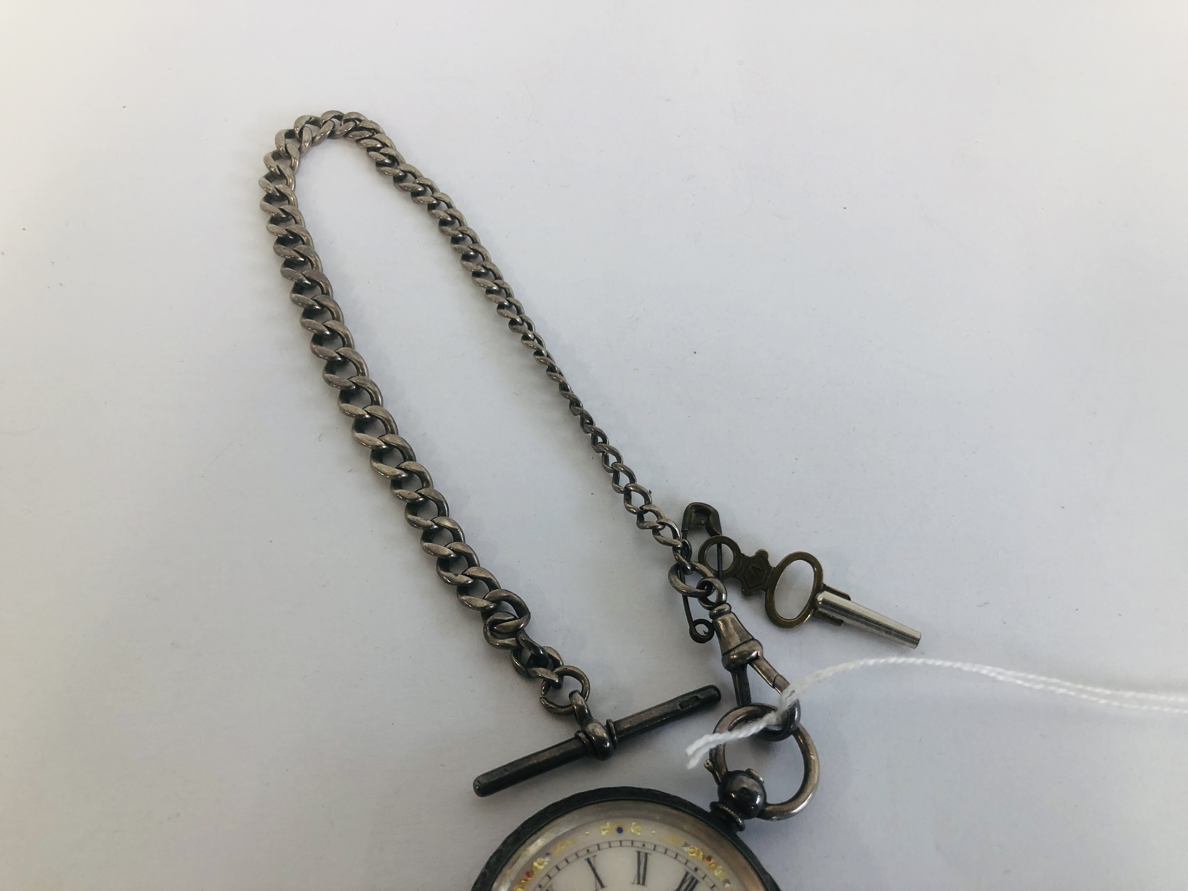 AN ORNATE SILVER POCKET WATCH WITH DECORATIVE ENAMELLED FACE ON SILVER T-BAR CHAIN - Image 4 of 6