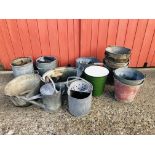 A COLLECTION OF GALVANISED AND ENAMELLED ITEMS TO INCLUDE BUCKETS, WATERING CANS, TIN BATHS,