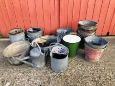 A COLLECTION OF GALVANISED AND ENAMELLED ITEMS TO INCLUDE BUCKETS, WATERING CANS, TIN BATHS,