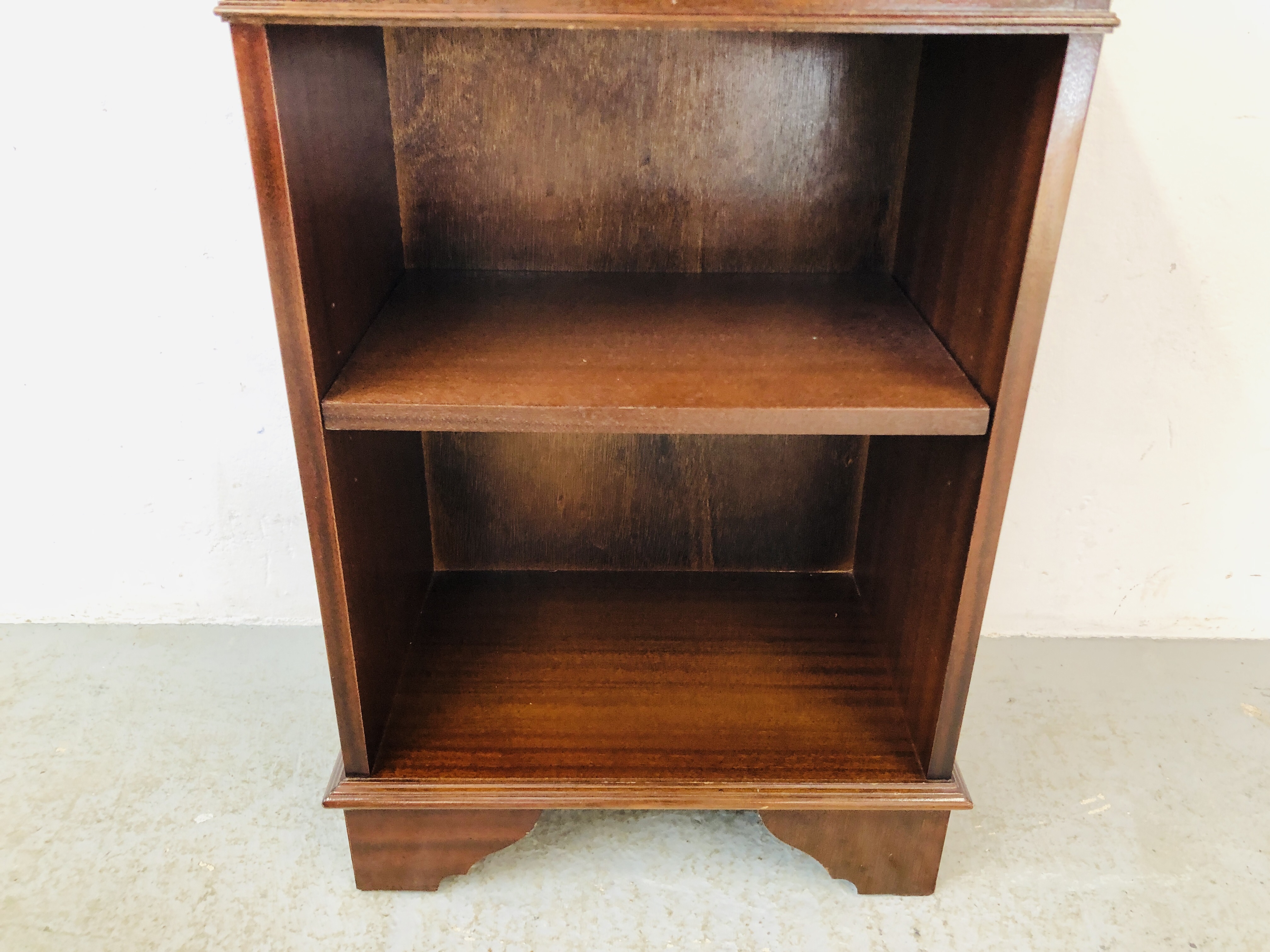 A REPRODUCTION MAHOGANY FINISH COFFEE TABLE AND A ONE DRAWER OVER SHELF BOOK CASE ( DRAWER 49CM. - Image 7 of 11