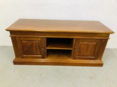 A GOOD QUALITY REPRODUCTION ENTERTAINMENT UNIT W 155CM. D 58CM. H 66CM.