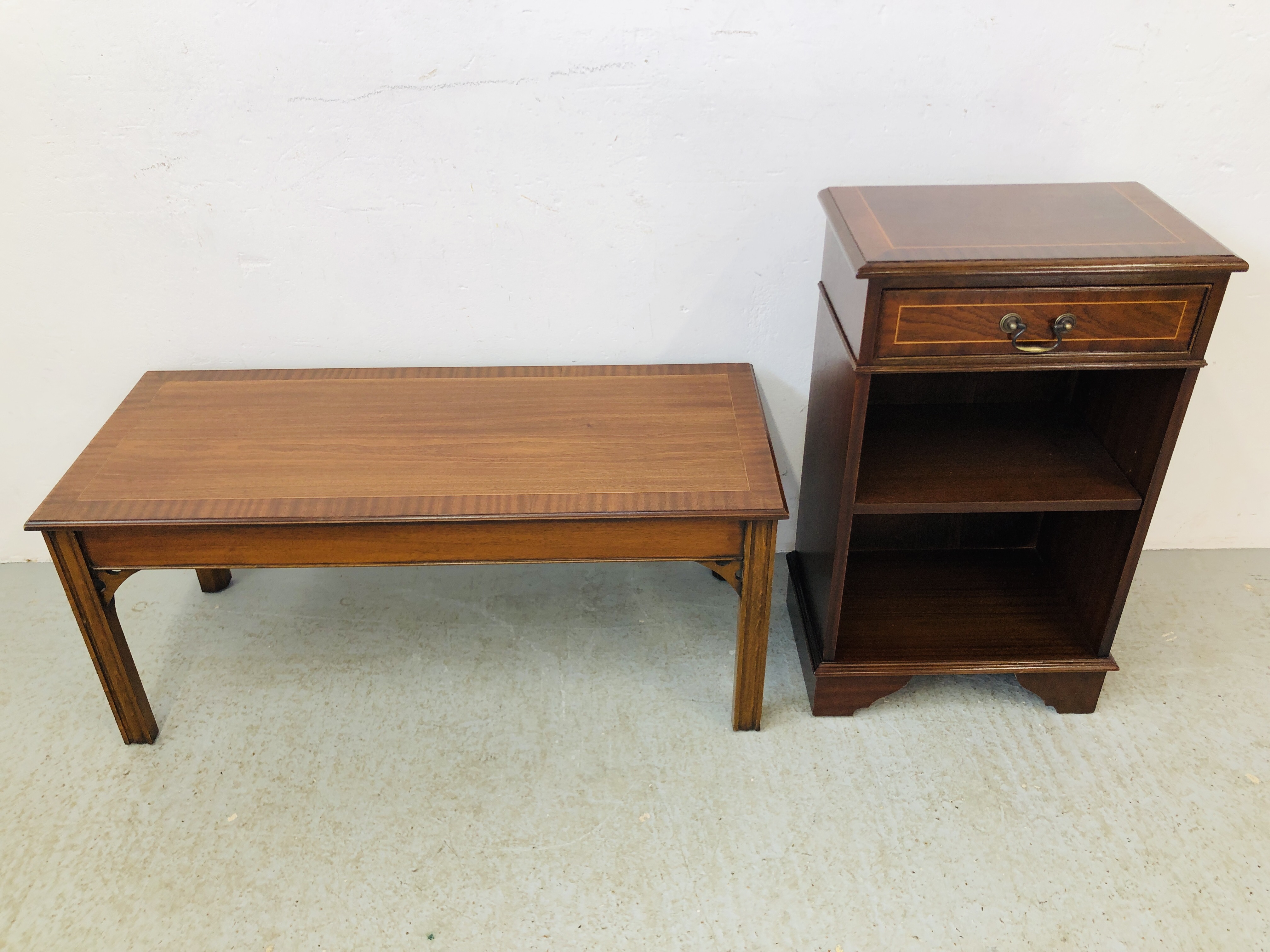 A REPRODUCTION MAHOGANY FINISH COFFEE TABLE AND A ONE DRAWER OVER SHELF BOOK CASE ( DRAWER 49CM.