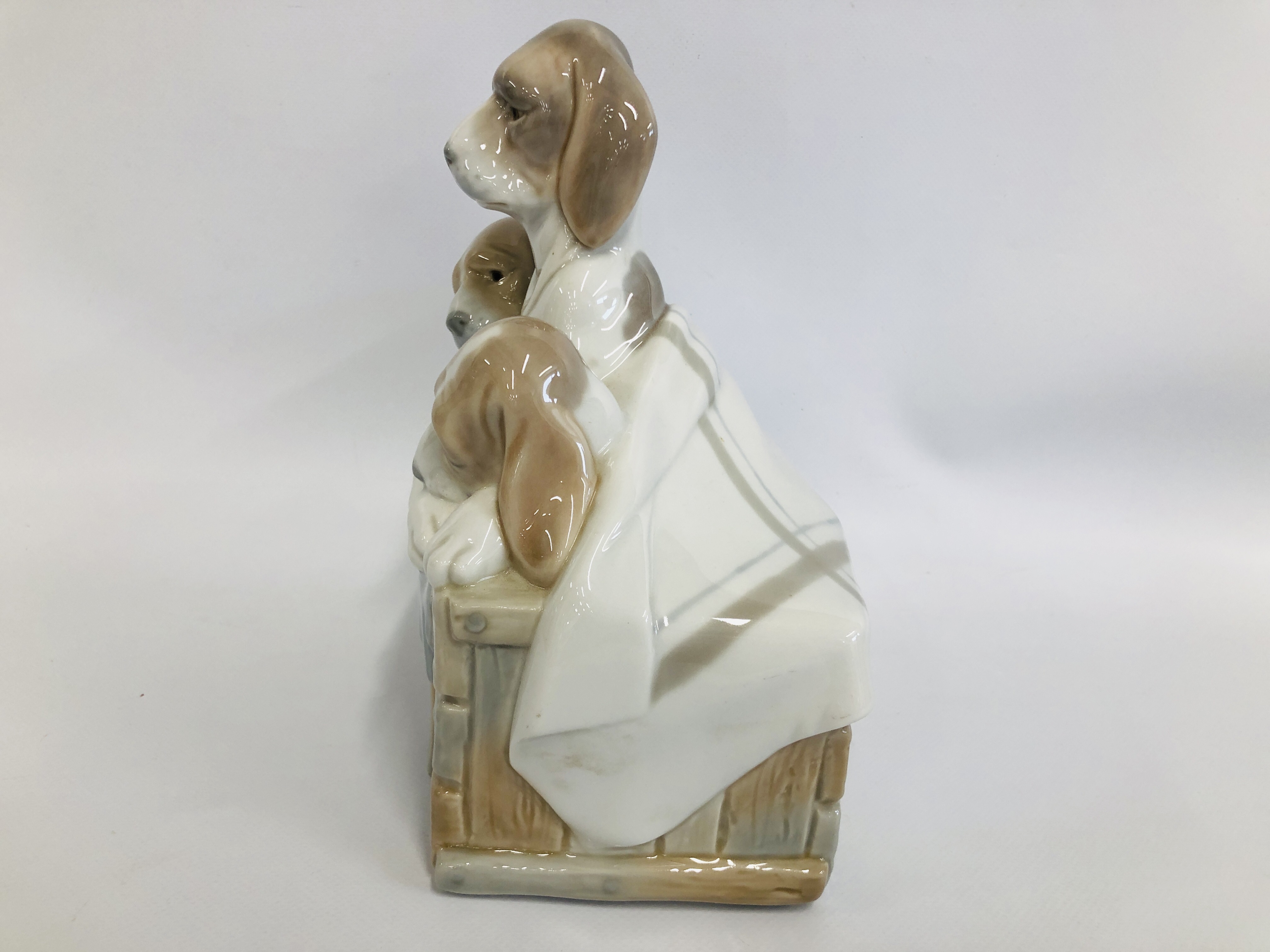 LLADRO STUDY OF "PUPPIES IN A CRATE" H 23CM - Image 3 of 5