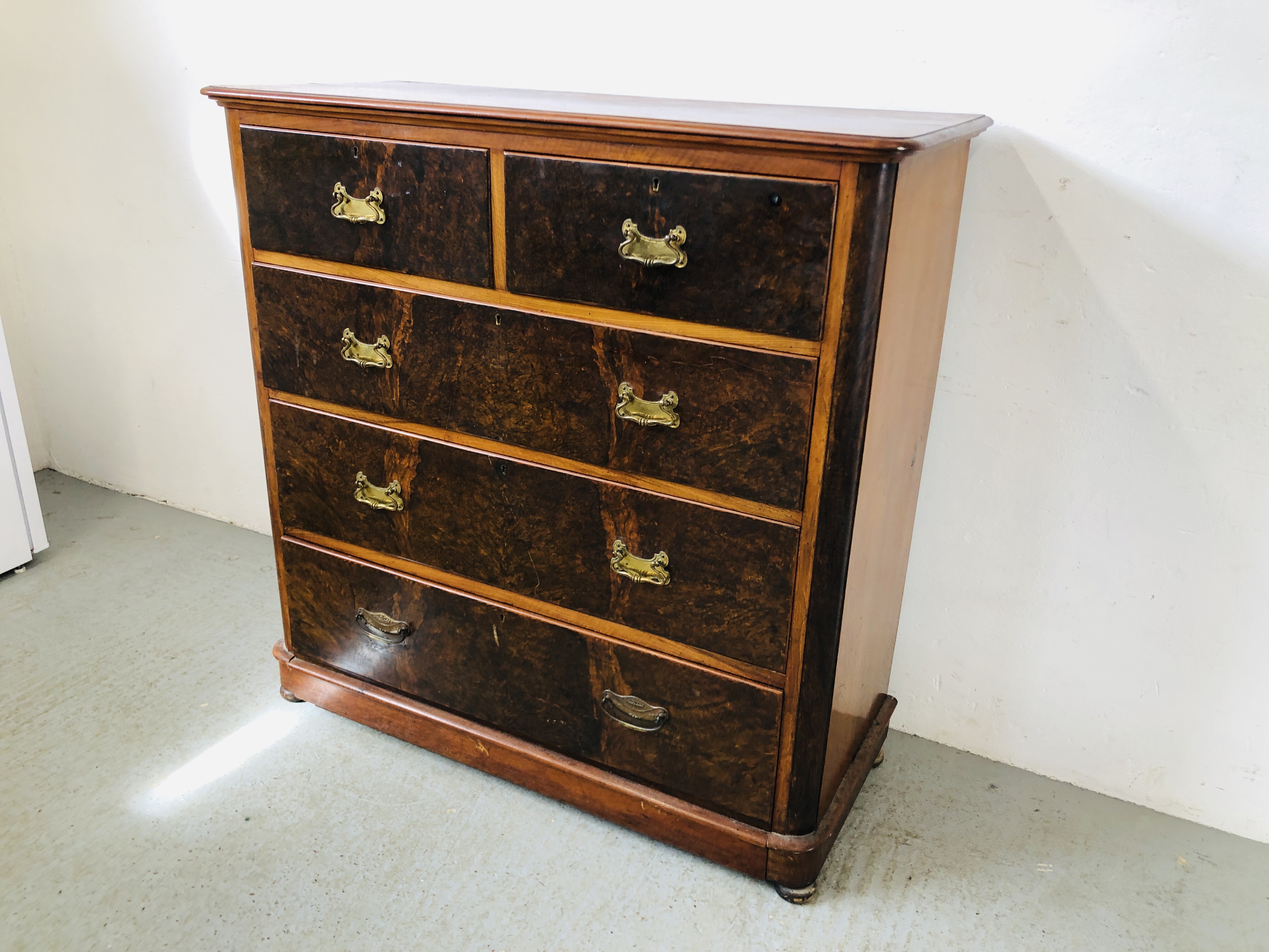 A VICTORIAN MAHOGANY TWO OVER THREE CHEST OF DRAWERS WITH PLATE BRASS FITTINGS AND DEEP BLANKET - Image 7 of 11