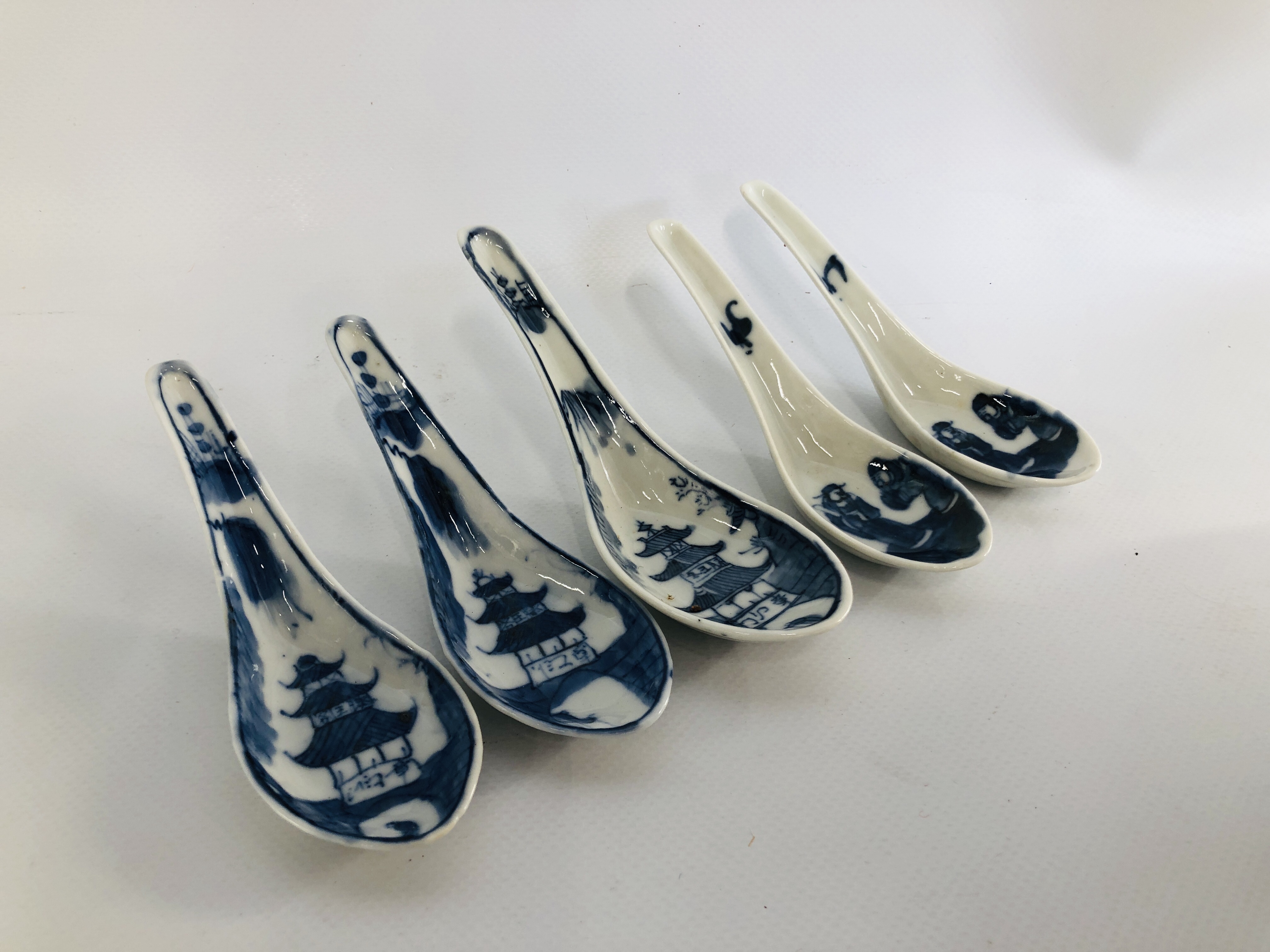 COLLECTION OF MAINLY CHINESE BLUE AND WHITE AND POLYCHROME PIECES, - Image 14 of 21