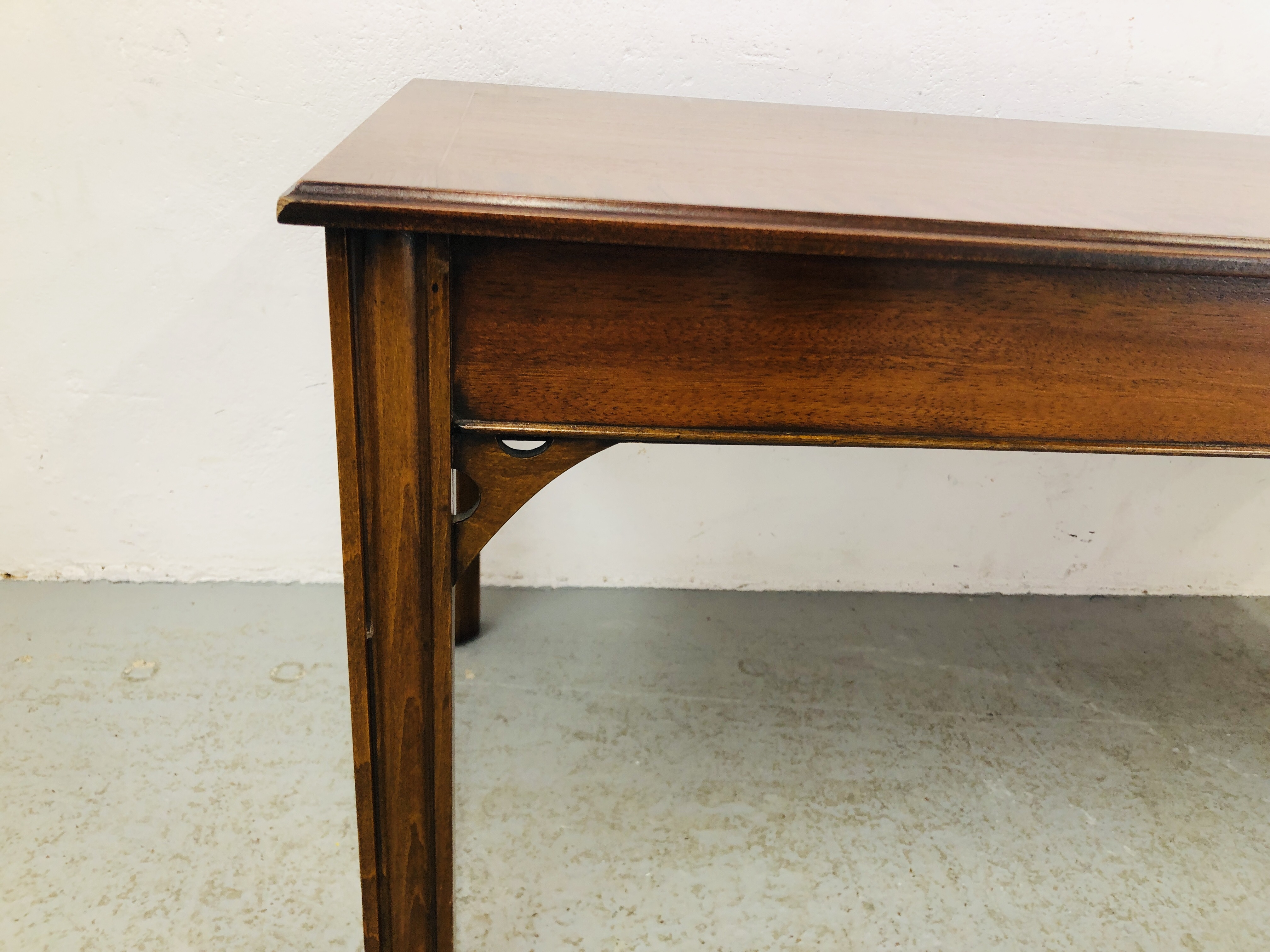 A REPRODUCTION MAHOGANY FINISH COFFEE TABLE AND A ONE DRAWER OVER SHELF BOOK CASE ( DRAWER 49CM. - Image 3 of 11