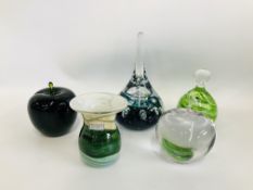 4 X ART GLASS PAPERWEIGHTS TO INCLUDE VALLETTA + SMALL ART GLASS GOZO VASE