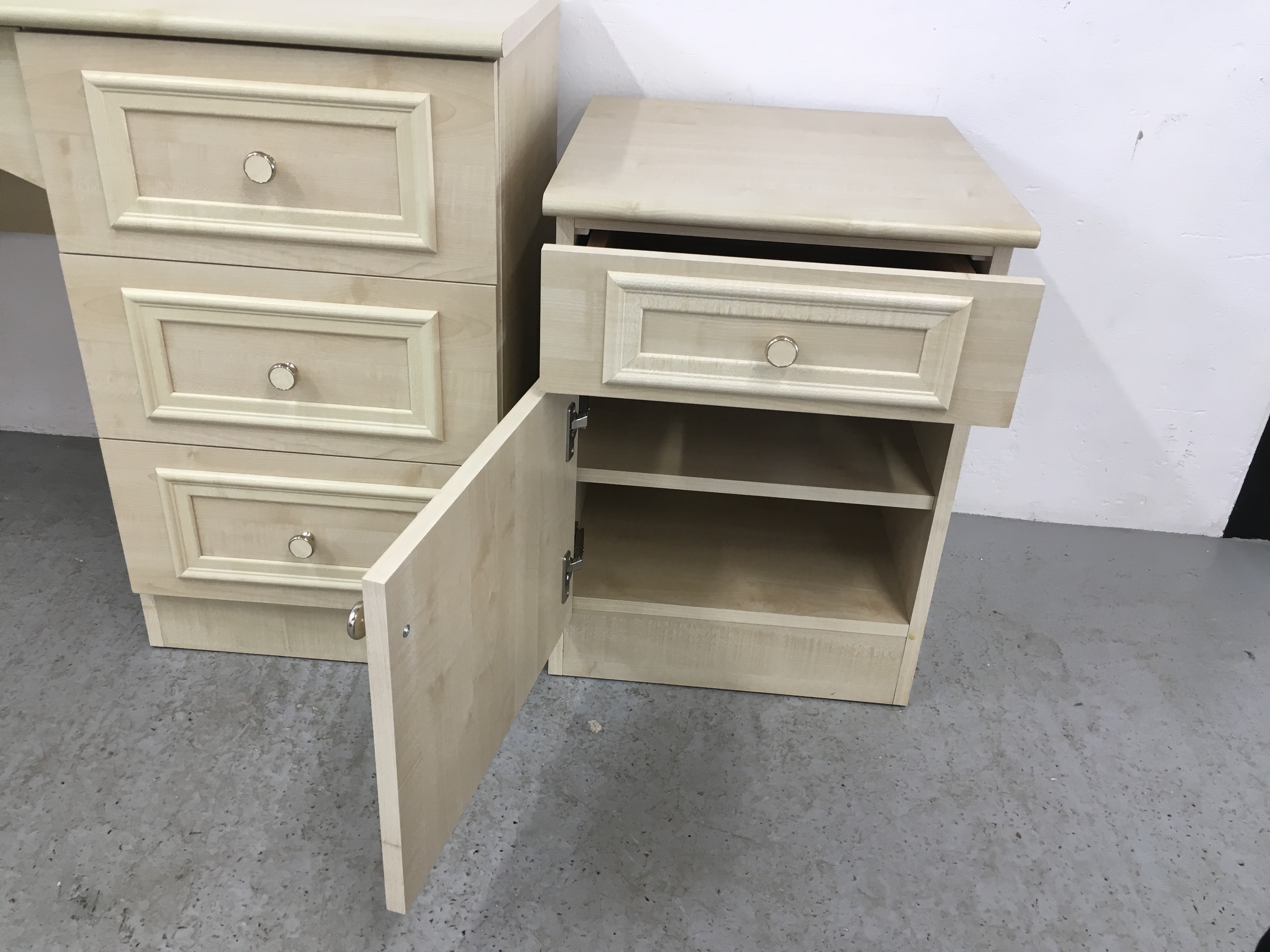 MODERN SEVEN DRAWER DRESSING TABLE TOGETHER WITH A PAIR OF MATCHING SINGLE DRAWER SINGLE DOOR - Image 6 of 10
