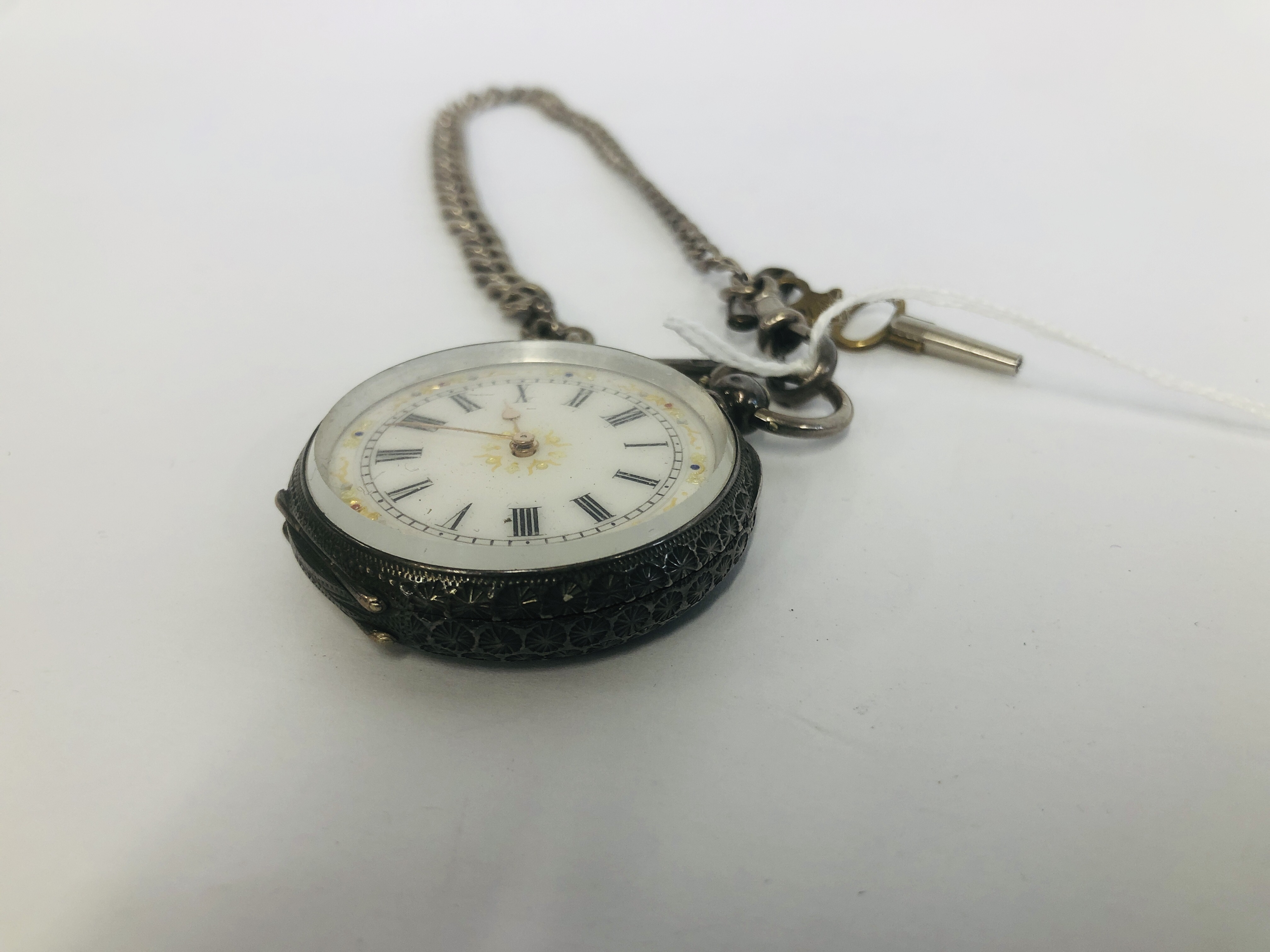 AN ORNATE SILVER POCKET WATCH WITH DECORATIVE ENAMELLED FACE ON SILVER T-BAR CHAIN - Image 3 of 6