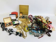 BOX OF ASSORTED MODERN AND VINTAGE COSTUME JEWELLERY TO INCLUDE BEADS AND BROOCHES, ETC.