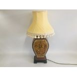 A HIGHLY DECORATIVE REPRODUCTION TABLE LAMP WITH FRINGED SHADE - SOLD AS SEEN