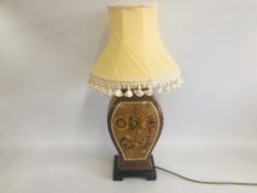 A HIGHLY DECORATIVE REPRODUCTION TABLE LAMP WITH FRINGED SHADE - SOLD AS SEEN