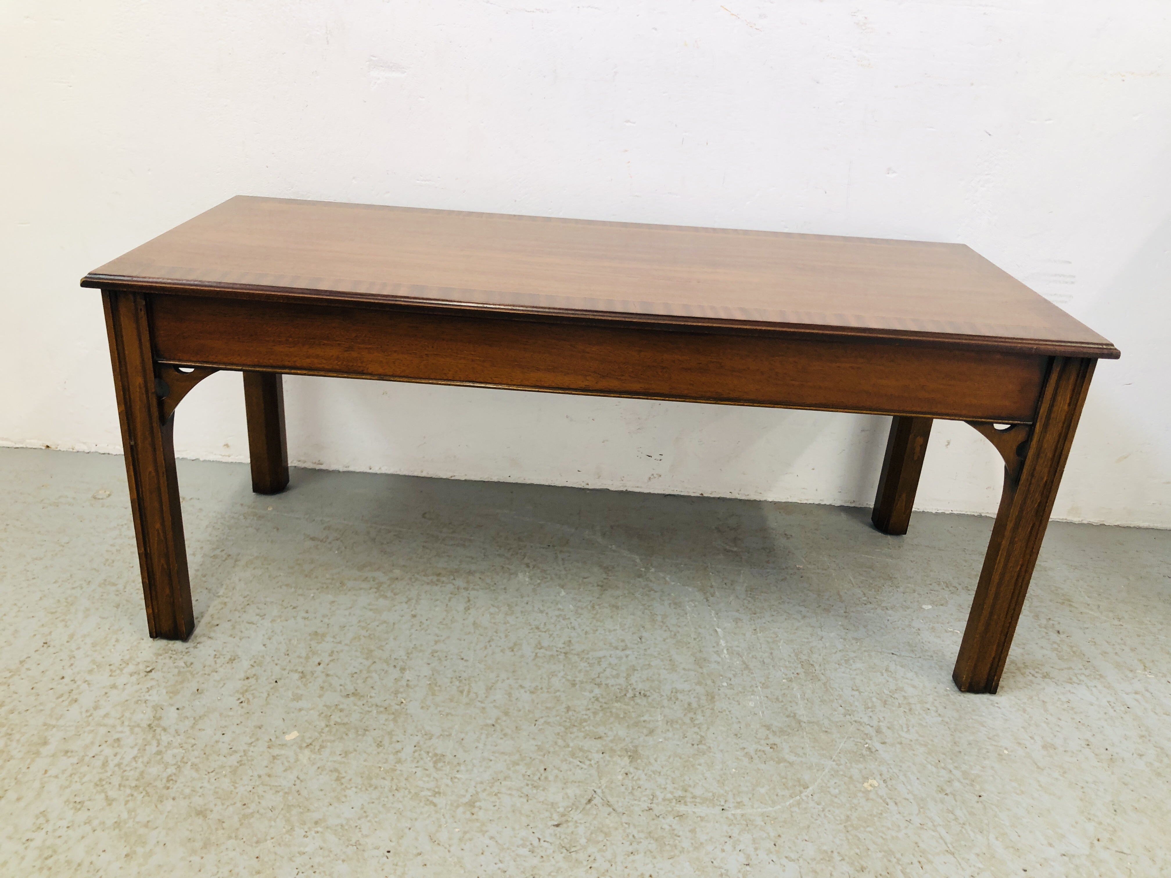A REPRODUCTION MAHOGANY FINISH COFFEE TABLE AND A ONE DRAWER OVER SHELF BOOK CASE ( DRAWER 49CM. - Image 2 of 11