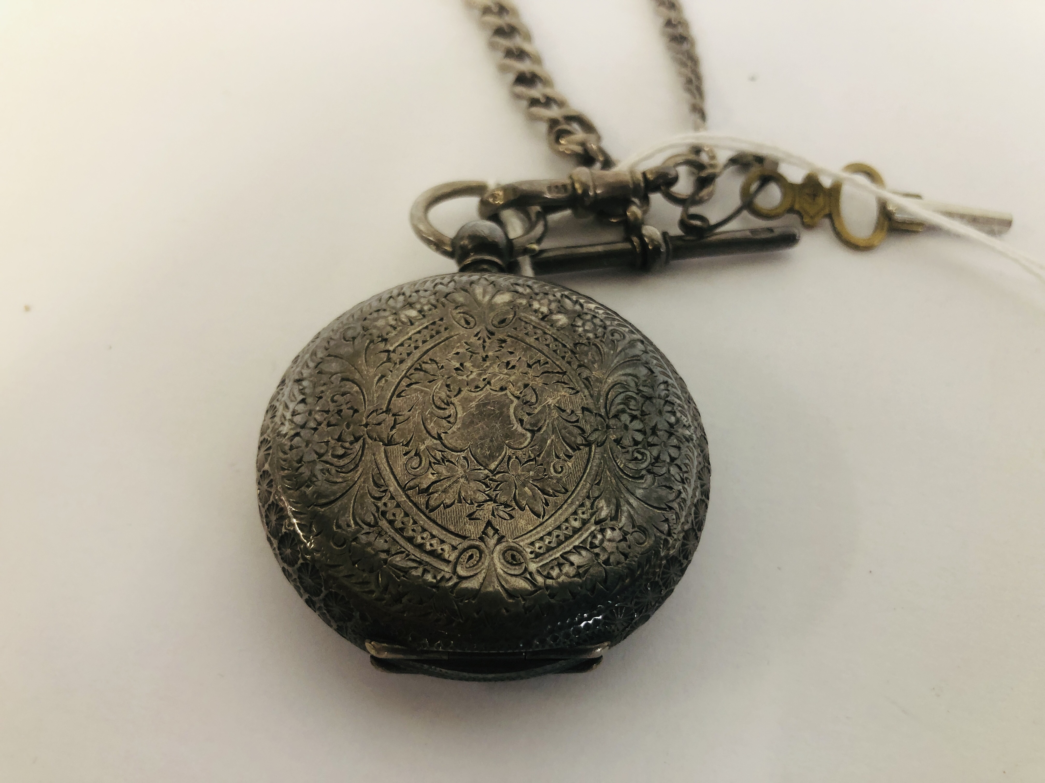 AN ORNATE SILVER POCKET WATCH WITH DECORATIVE ENAMELLED FACE ON SILVER T-BAR CHAIN - Image 6 of 6