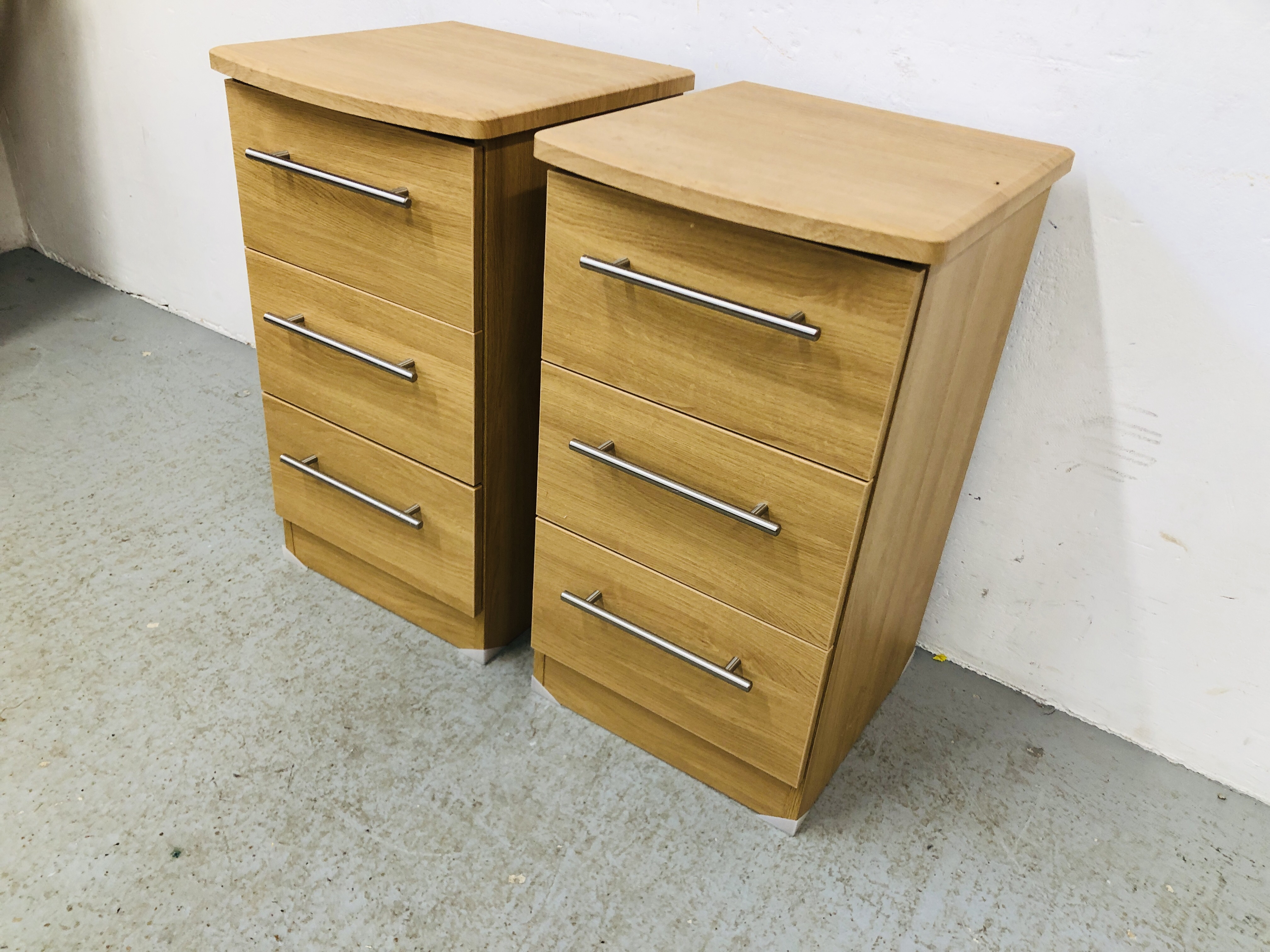 PAIR OF MODERN LIGHT OAK FINISH THREE DRAWER BEDSIDE CHESTS - Image 3 of 6