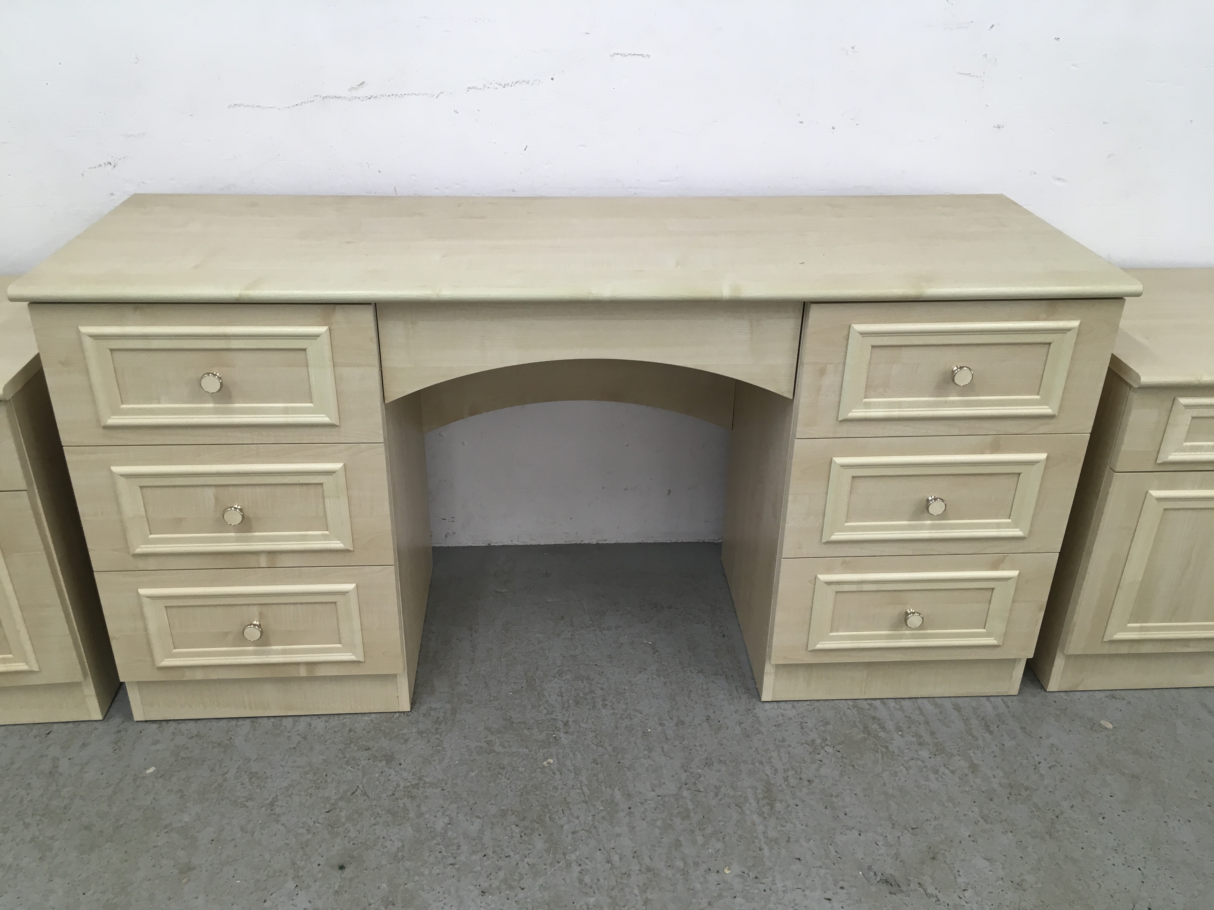 MODERN SEVEN DRAWER DRESSING TABLE TOGETHER WITH A PAIR OF MATCHING SINGLE DRAWER SINGLE DOOR - Image 2 of 10
