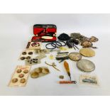 A COLLECTION OF ASSORTED VINTAGE COLLECTABLES TO INCLUDE HAIR COMBS, BUTTONS,