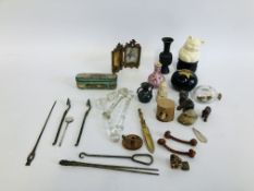 2 X TRAYS OF ASSORTED VINTAGE COLLECTIBLES TO INCLUDE A MINIATURE GILT METAL FOLDING PHOTOGRAPH