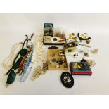 BOX OF ASSORTED VINTAGE COLLECTIBLES AND JEWELLERY TO INCLUDE BUTTONS AND BADGES, AMBER PENDANT,
