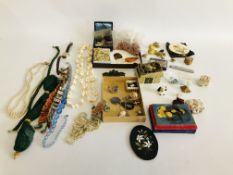 BOX OF ASSORTED VINTAGE COLLECTIBLES AND JEWELLERY TO INCLUDE BUTTONS AND BADGES, AMBER PENDANT,