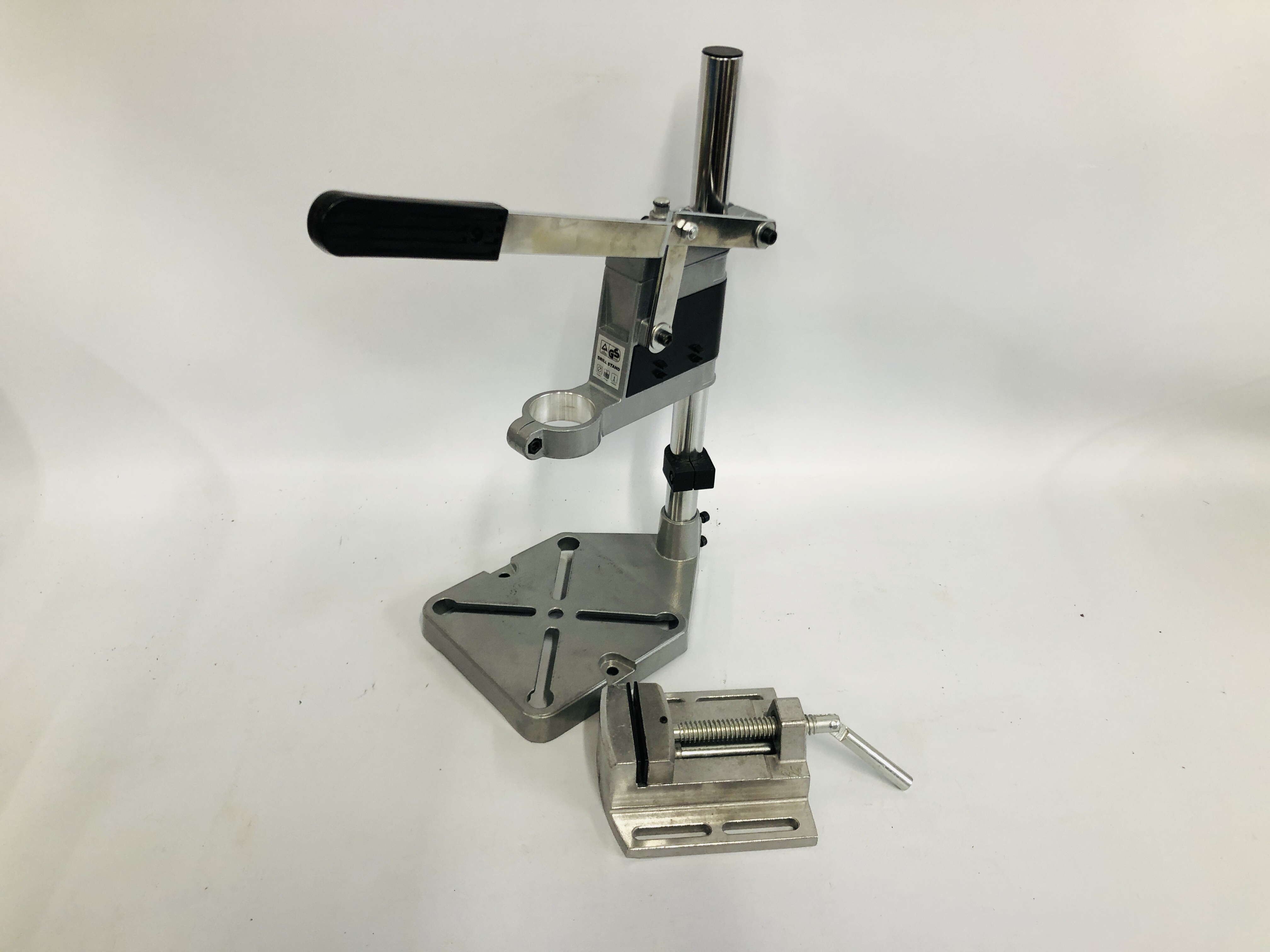 VARIOUS WORKSHOP TOOLS TO INCLUDE DRILL STAND, TWIN CYLINDER FOOT PUMP, 12V 1. - Image 6 of 6