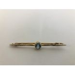 A VINTAGE BAR BROOCH SET WITH A SINGLE AQUAMARINE STONE MARKED 15CT.
