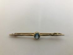 A VINTAGE BAR BROOCH SET WITH A SINGLE AQUAMARINE STONE MARKED 15CT.