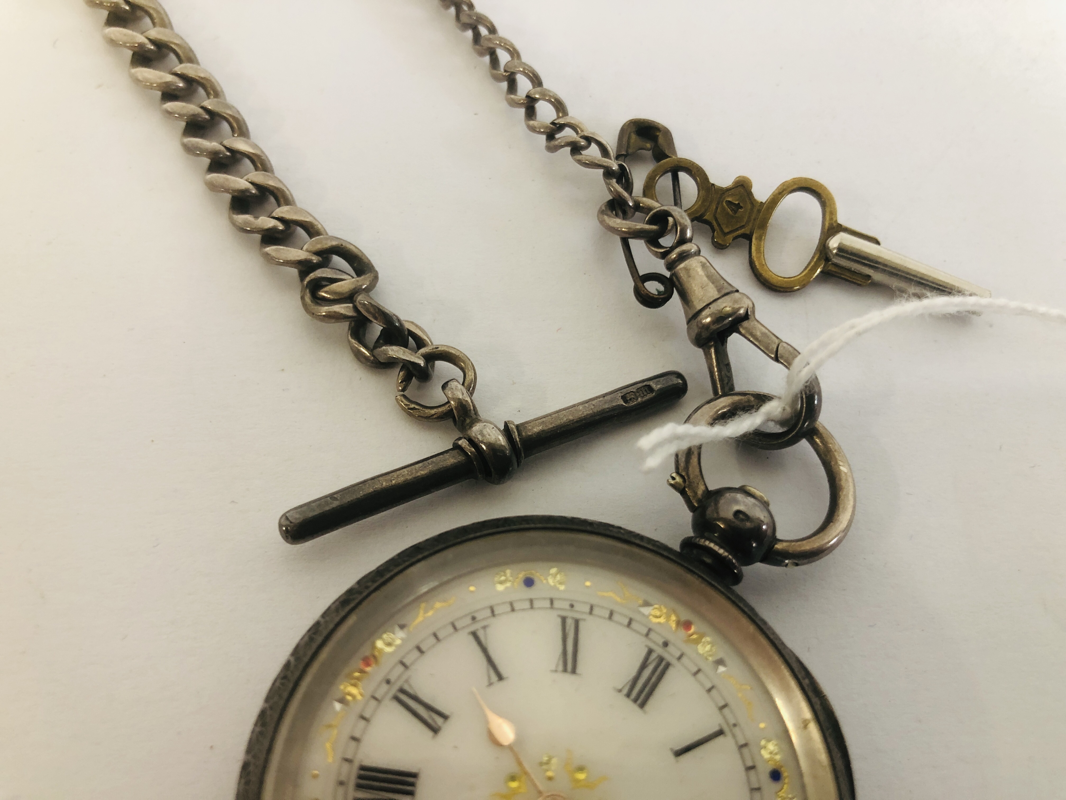 AN ORNATE SILVER POCKET WATCH WITH DECORATIVE ENAMELLED FACE ON SILVER T-BAR CHAIN - Image 5 of 6