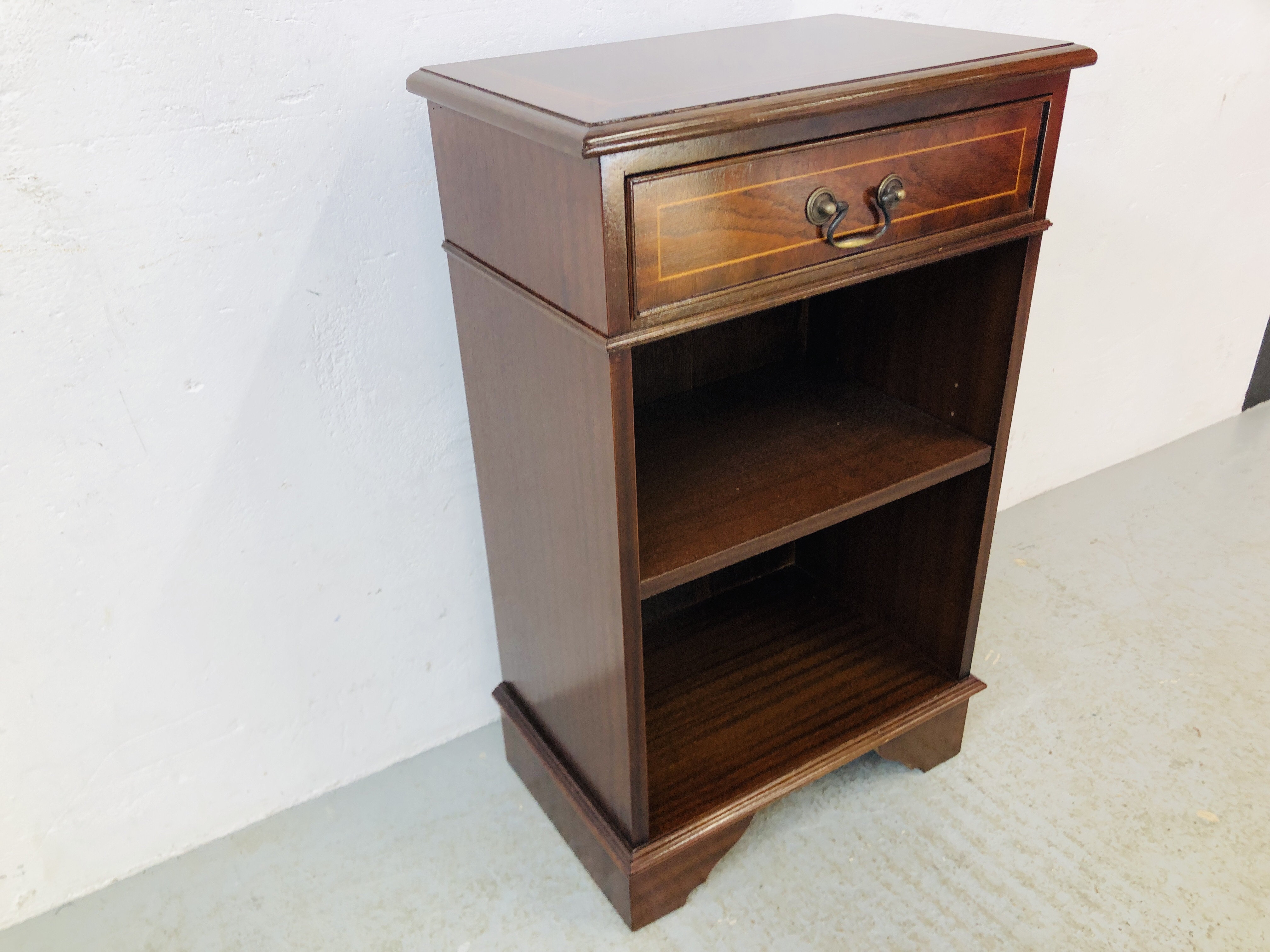 A REPRODUCTION MAHOGANY FINISH COFFEE TABLE AND A ONE DRAWER OVER SHELF BOOK CASE ( DRAWER 49CM. - Image 11 of 11