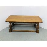 A GOOD QUALITY RECTANGULAR OAK COFFEE TABLE WITH CARVED DETAIL W 43CM, L 106CM,