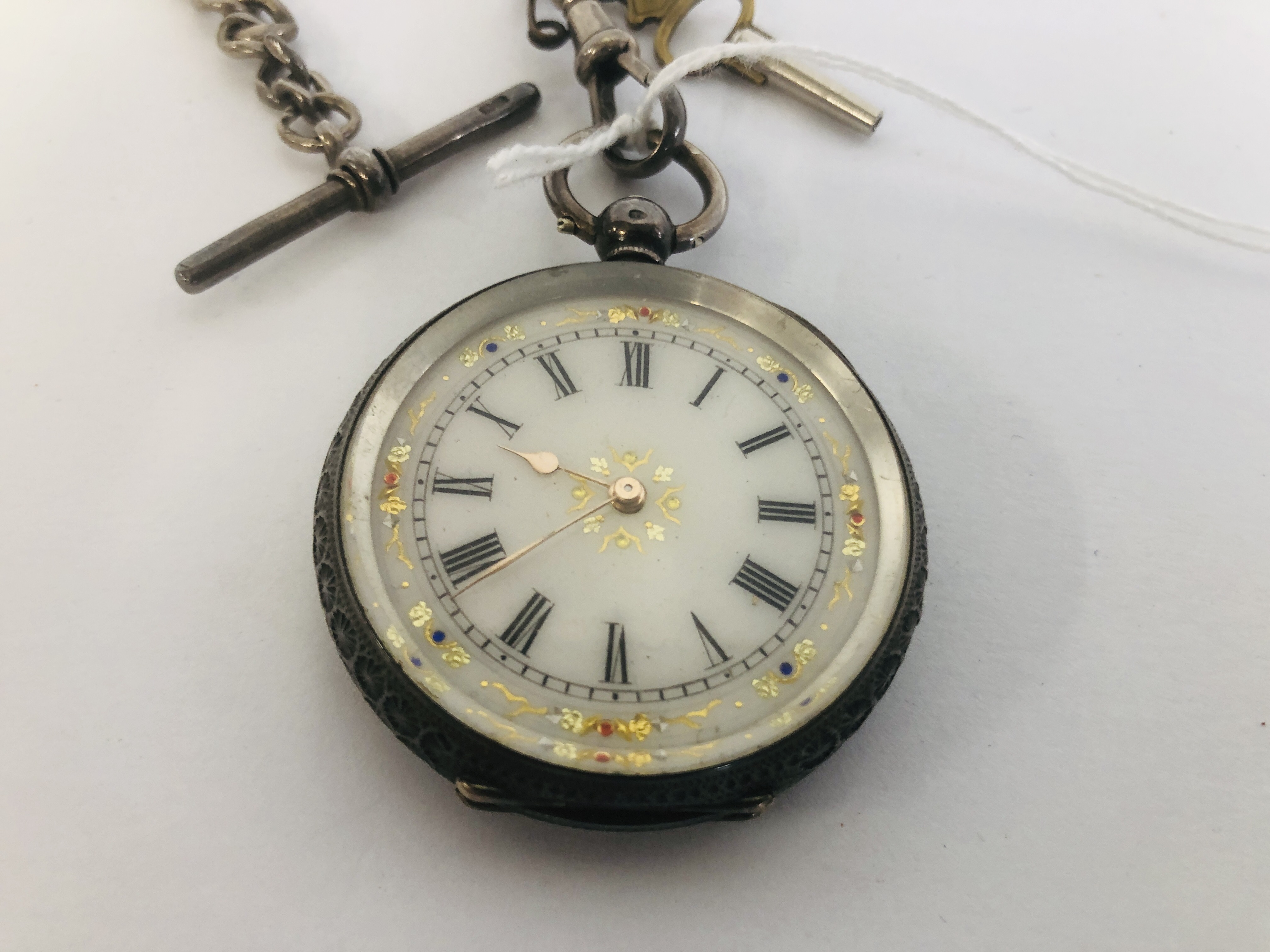 AN ORNATE SILVER POCKET WATCH WITH DECORATIVE ENAMELLED FACE ON SILVER T-BAR CHAIN - Image 2 of 6