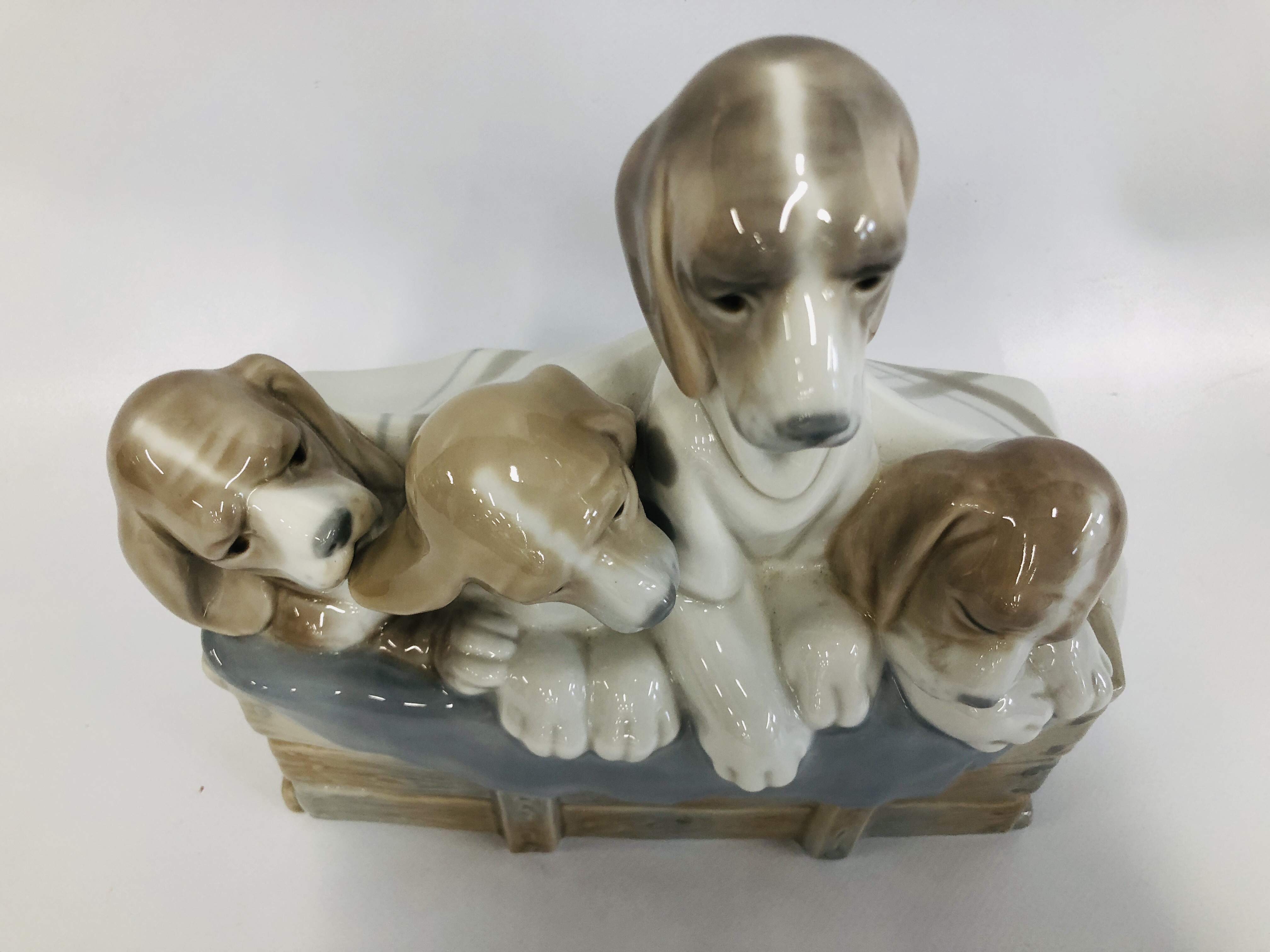LLADRO STUDY OF "PUPPIES IN A CRATE" H 23CM - Image 2 of 5