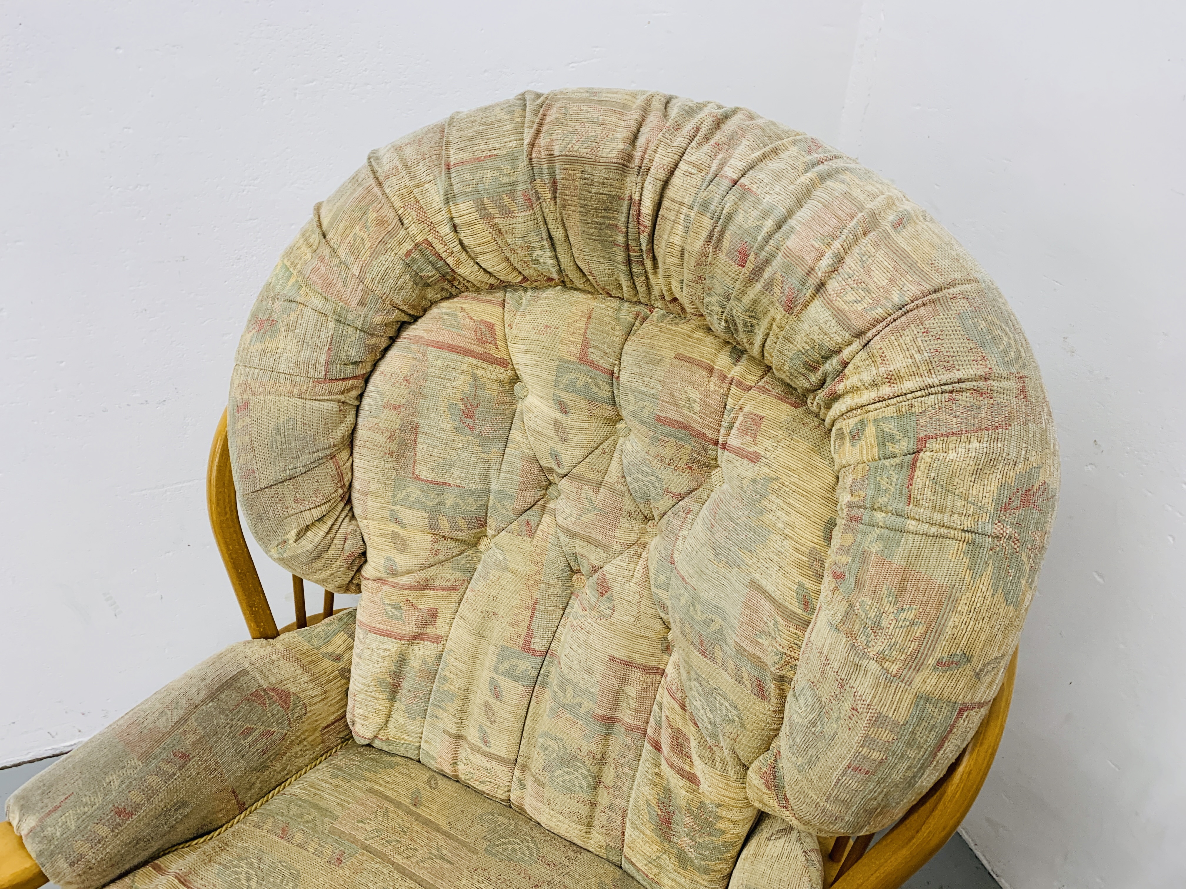 AN ERCOL STYLE COTTAGE SUITE WITH BEECH WOOD FRAME COMPRISING OF 2 SEATER SOFA AND ROCKING CHAIR - Image 15 of 16