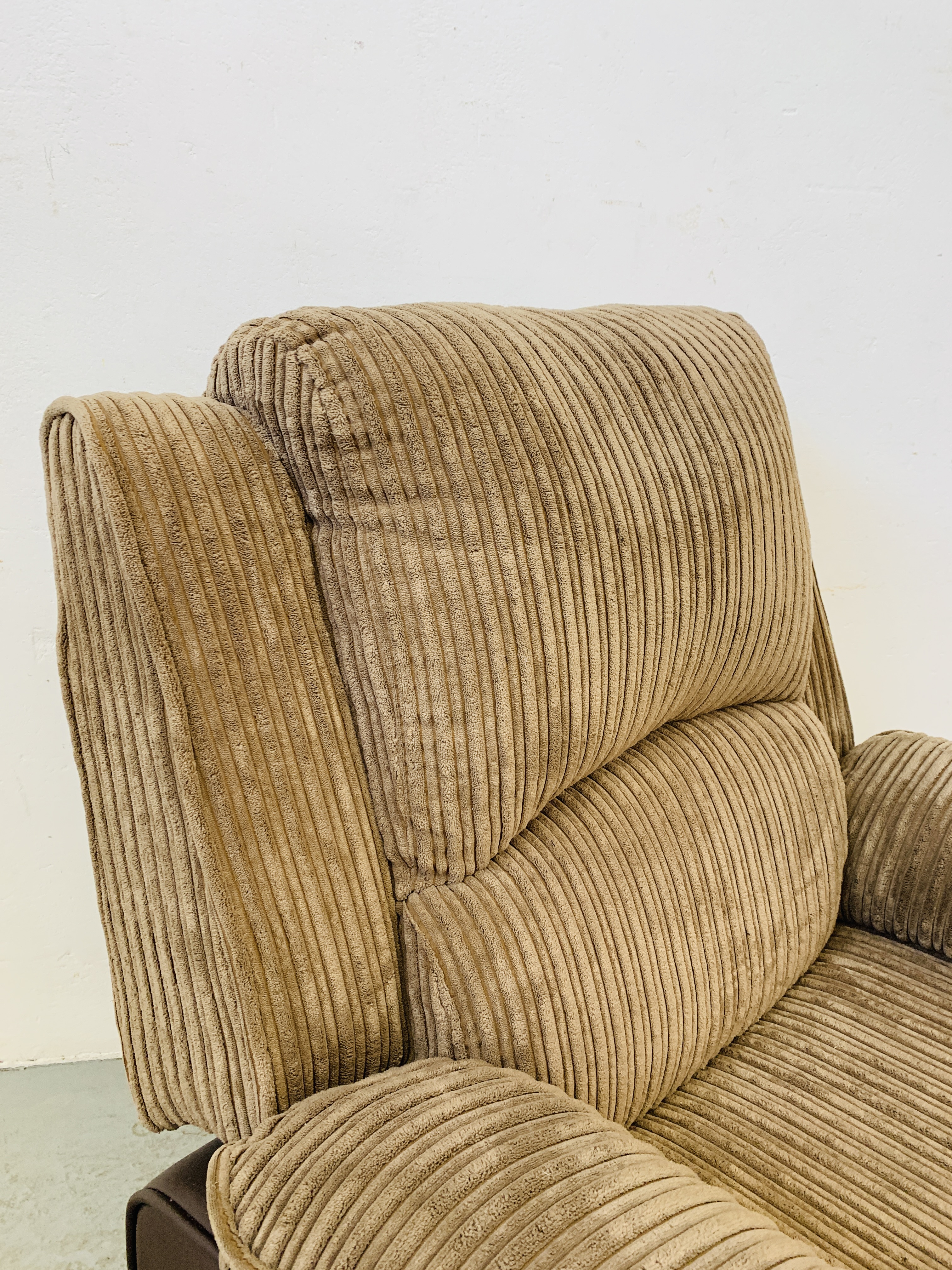 A MODERN ELECTRIC RECLINING EASY CHAIR WITH BROWN FAUX LEATHER AND BROWN CORDED UPHOLSTERY - SOLD - Image 5 of 6