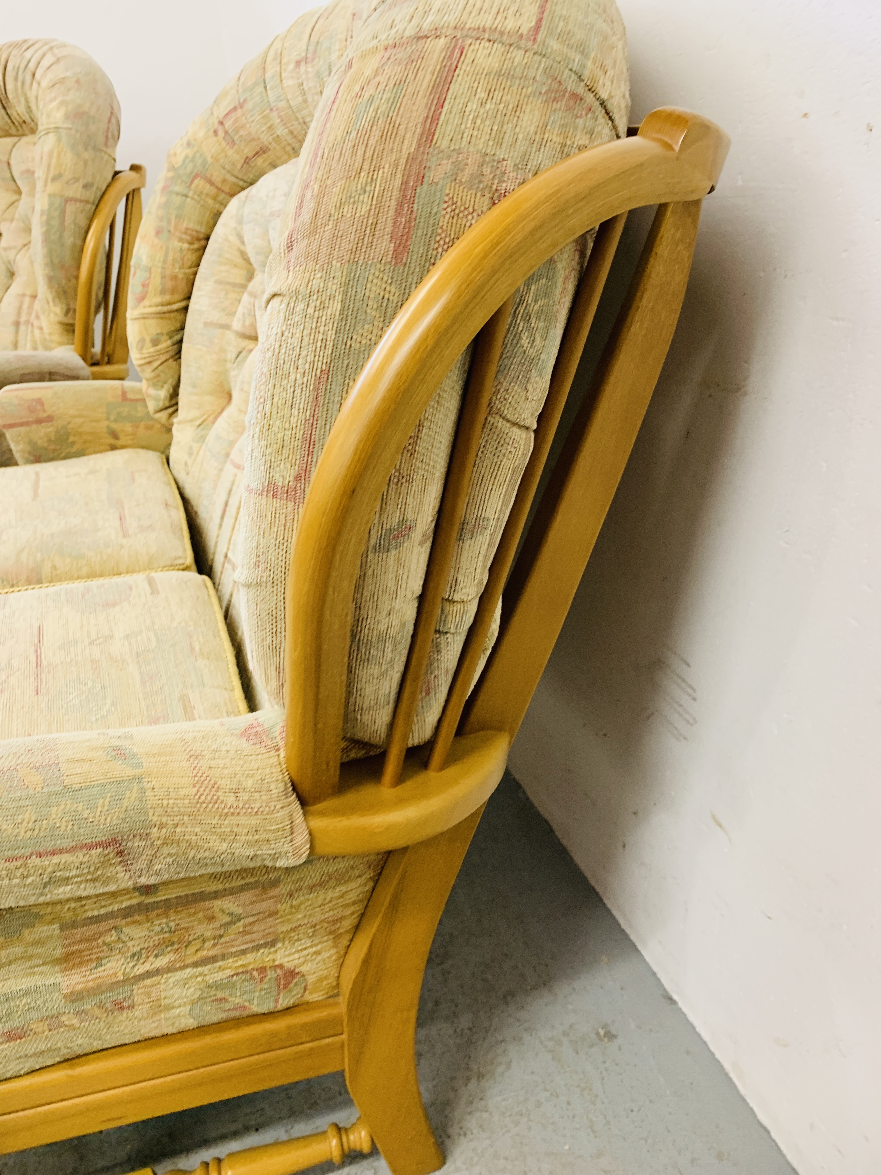 AN ERCOL STYLE COTTAGE SUITE WITH BEECH WOOD FRAME COMPRISING OF 2 SEATER SOFA AND ROCKING CHAIR - Image 10 of 16